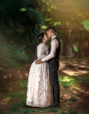 户外小树林亲密接吻情侣图片